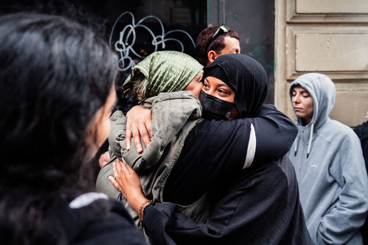 https://backend.streetpress.com/sites/default/files/aicha_tante_de_rayana_fait_un_calin_a_halima.jpg