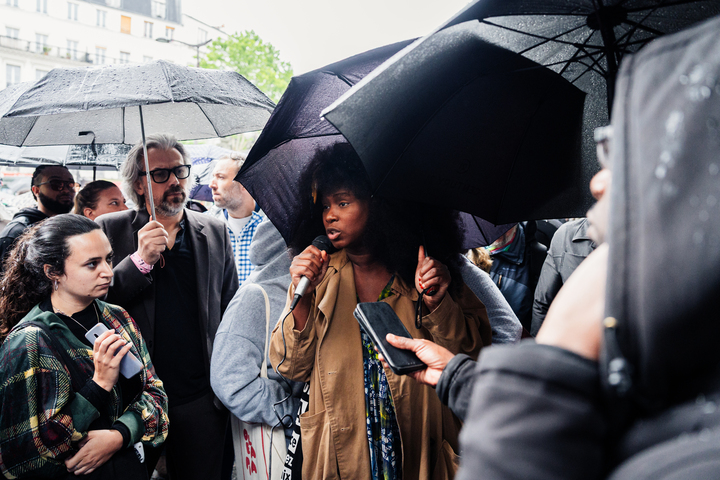 https://backend.streetpress.com/sites/default/files/assa_traore_prend_la_parole_lors_du_rassemblement.jpg
