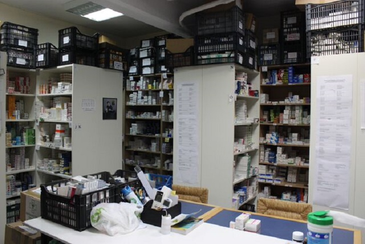 https://backend.streetpress.com/sites/default/files/clinique-grece-pharmacie.jpg