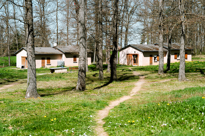 https://backend.streetpress.com/sites/default/files/dans_le_cada_leo_lagrande_centre_est_les_familles_sont_hebergees_dans_des_maisons_individuelles_1_copie.jpg