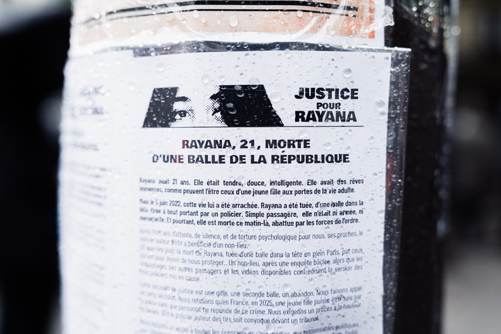 https://backend.streetpress.com/sites/default/files/des_flyers_du_rassemblement_pour_rayana_sont_accroches_dans_la_rue_1.jpg