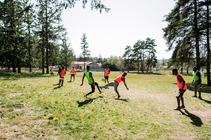 https://backend.streetpress.com/sites/default/files/des_hommes_du_cada_jouent_au_foot_dans_le_jardin_copie.jpg