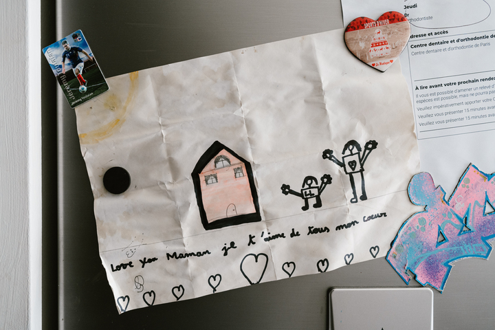 https://backend.streetpress.com/sites/default/files/dessin_sur_le_frigo_dhalima_fait_par_sa_fille_gheslane.jpg