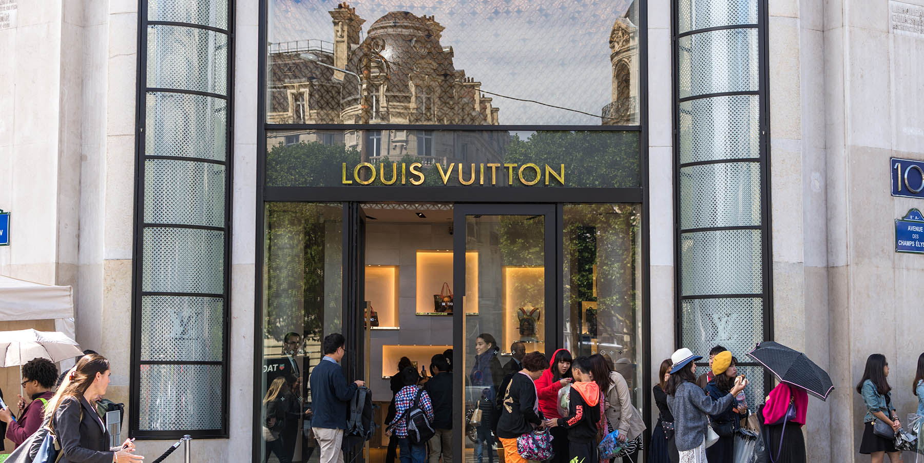 Des Clients Chinois Achètent Des Sacs Louis Vuitton D'autres