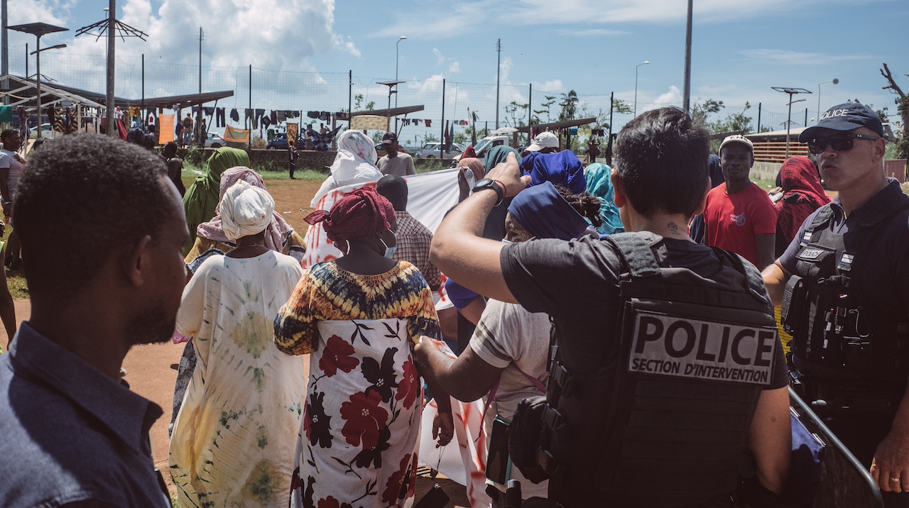 Incendie, racisme, jets de pierre : À Mayotte, les tensions montent sur la mise à l’abri des personnes exilées après le cyclone Chido