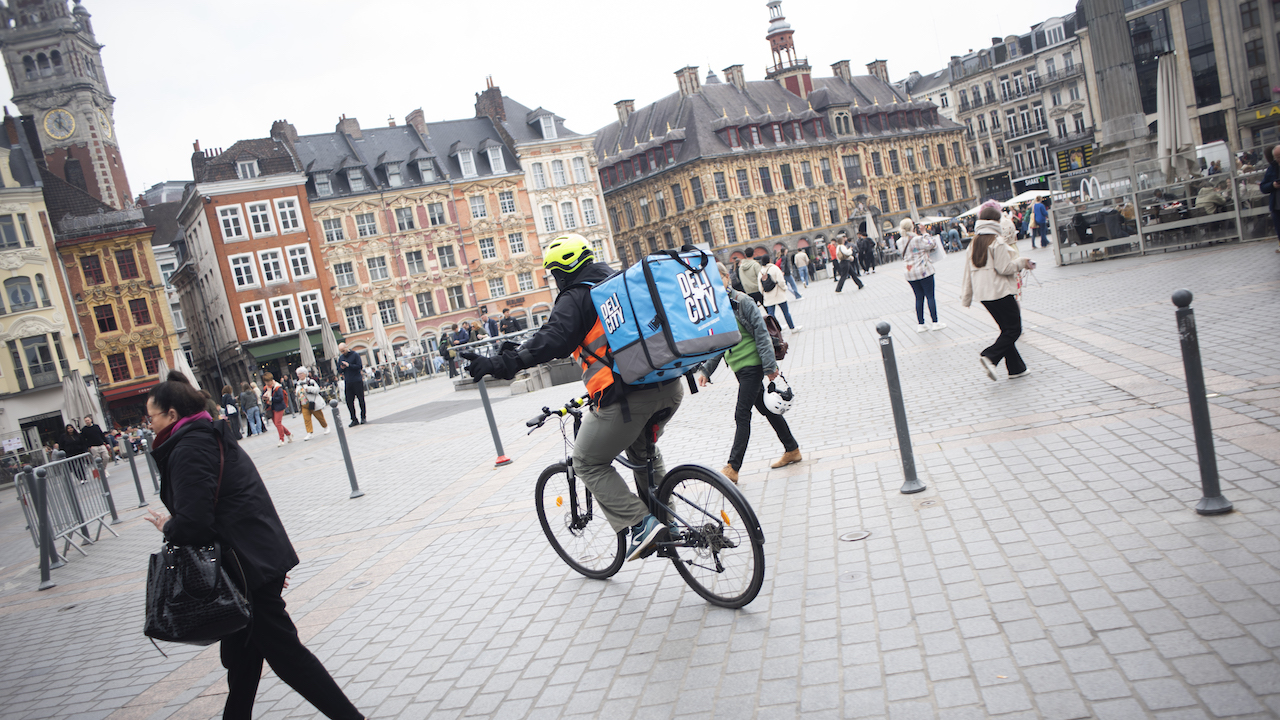 « Nous, livreurs sans papiers, sommes pris en étau entre les contrôles de police et les demandes de rentabilité d’UberEats et Deliveroo »
