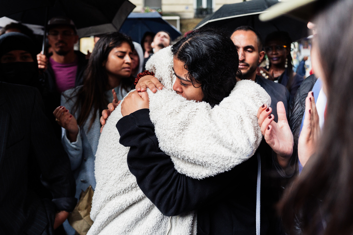 https://backend.streetpress.com/sites/default/files/gheslane_fille_dhalima_prend_dans_ses_bras_nora_la_mere_de_rayana_1.jpg