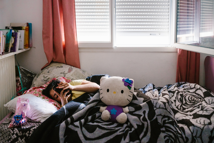https://backend.streetpress.com/sites/default/files/gheslane_la_fille_dhalima_dort_avec_la_peluche_hello_kitty_de_rayana_1.jpg