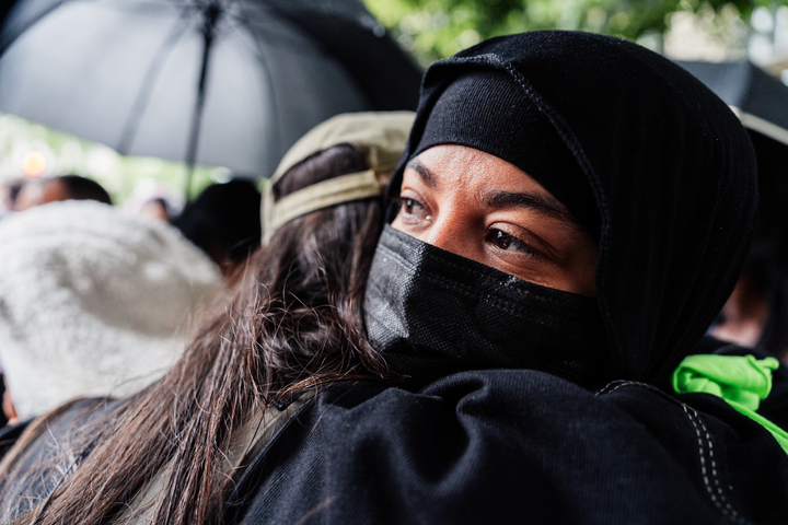 https://backend.streetpress.com/sites/default/files/halima_pleure_lors_du_rassemblement.jpg