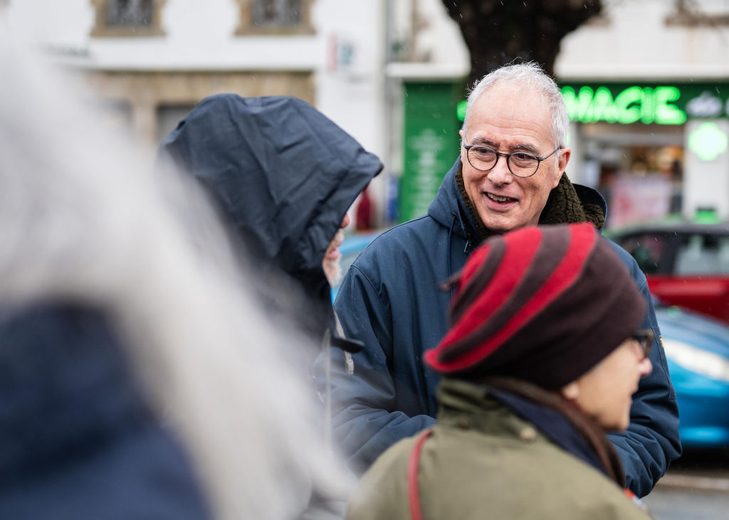 https://backend.streetpress.com/sites/default/files/hugues_tupin_candidat_des_elections_municipales_de_2020_pendant_un_tractage_de_douarnenez_solidaire.jpg