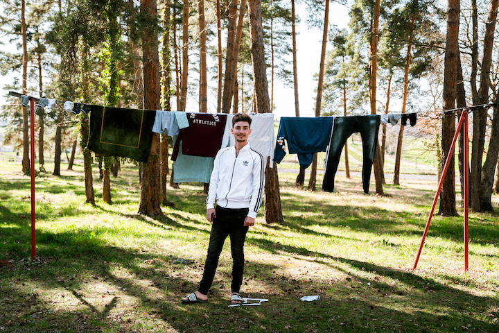 https://backend.streetpress.com/sites/default/files/mustafa_irakien_devant_le_linge_etendu_dans_le_jardin_1_copie.jpg
