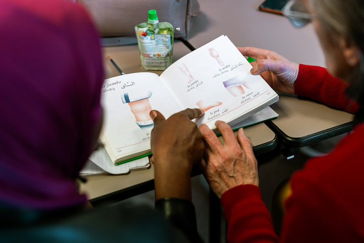 https://backend.streetpress.com/sites/default/files/pascale_benevole_aide_une_jeune_femme_a_apprendre_le_francais_copie.jpg