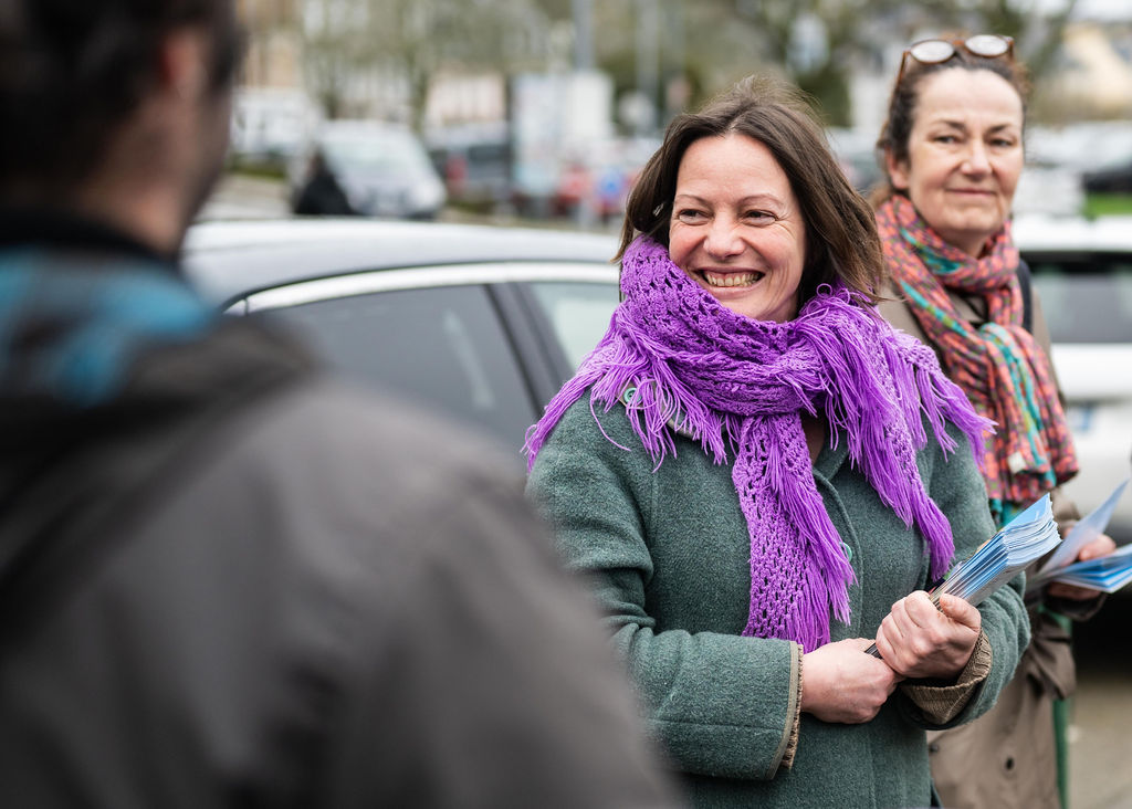 https://backend.streetpress.com/sites/default/files/severinne_le_quemener_pendant_un_tractage_de_douarnenez_solidaire.jpg