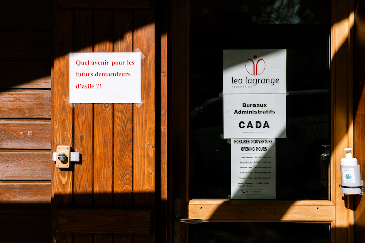 https://backend.streetpress.com/sites/default/files/sur_la_devanture_des_locaux_du_cada_leo_lagrange_un_message_militant_1_copie.jpg