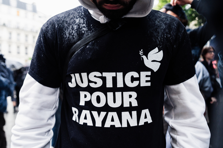 https://backend.streetpress.com/sites/default/files/tshirt_avec_linscription_justice_pour_rayana_1.jpg
